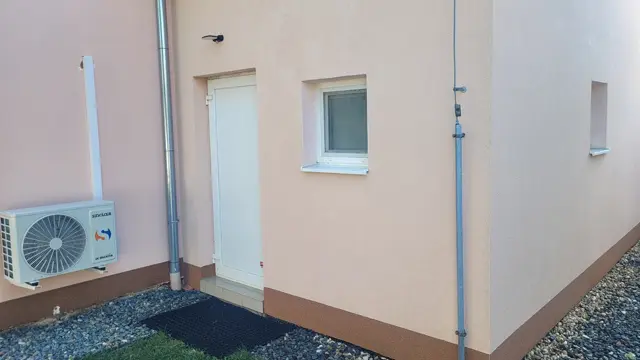Fasáda rodinného domu vyčištěná od řas a mechu