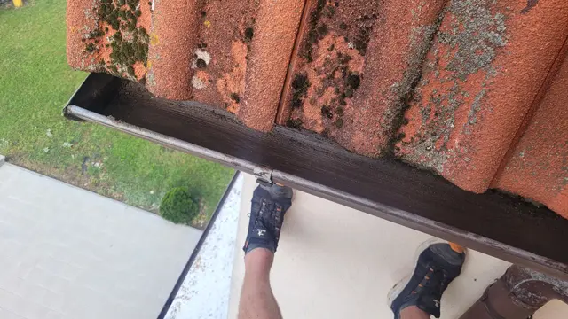 Čištění okapů na základní škole